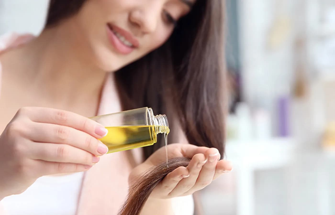 ۸ فایده شگفت‌انگیز روغن کنجد برای مو + نحوه استفاده درست