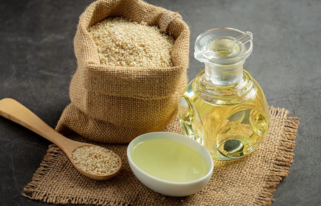 ۸ فایده شگفت‌انگیز روغن کنجد برای مو + نحوه استفاده درست