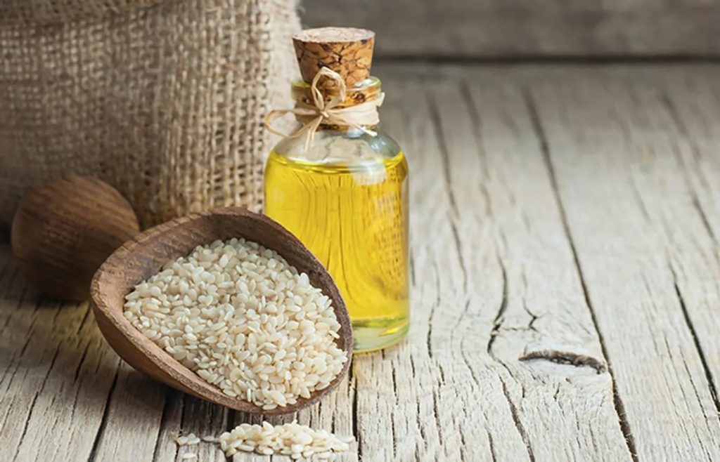 ۸ فایده شگفت‌انگیز روغن کنجد برای مو + نحوه استفاده درست