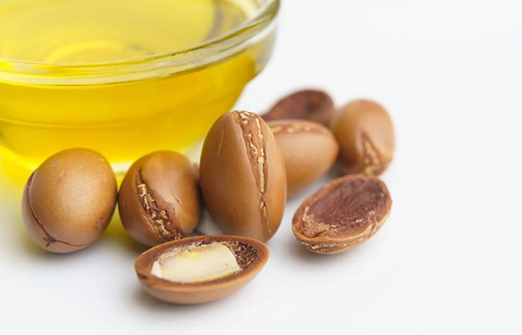 3 ماسک خانگی معجزه‌آسا با روغن آرگان برای درمان قطعی وز مو