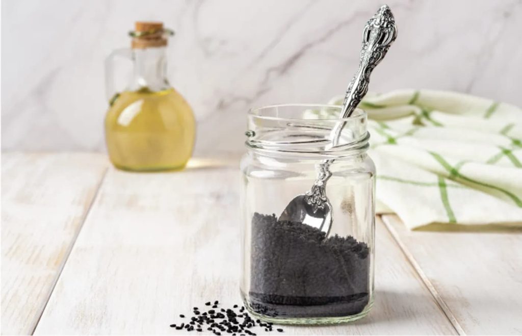 5 فایده شگفت‌انگیز سیاه دانه برای رشد مو