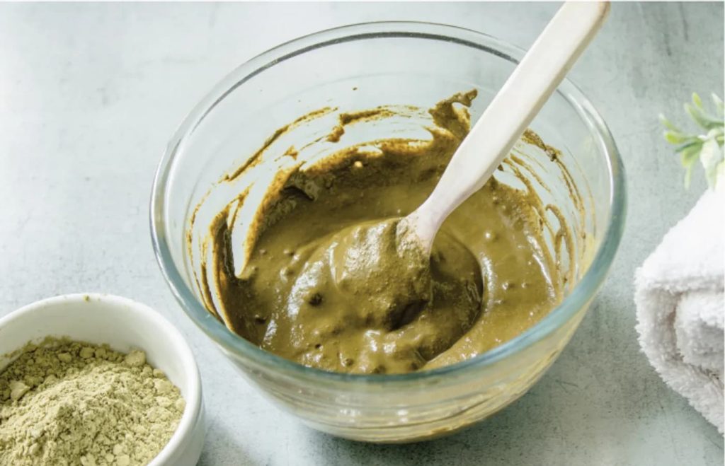 7 فایده شگفت‌انگیز حنا برای مو + مراحل استفاده صحیح از آن