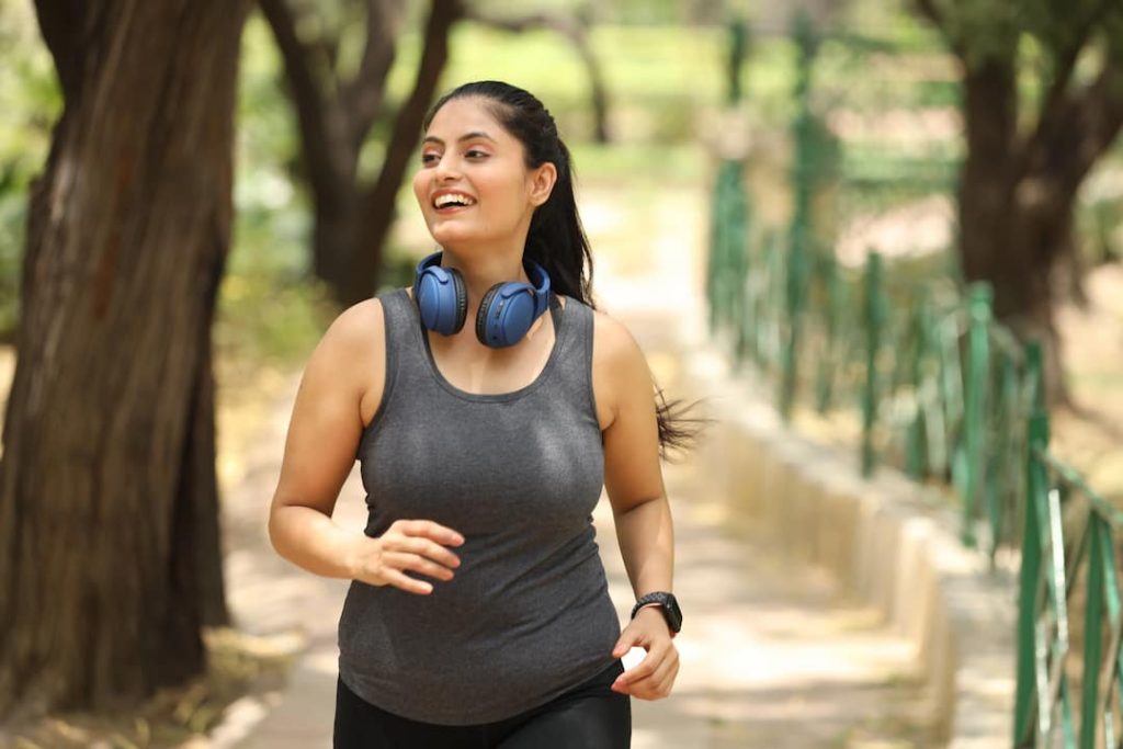 ریزش مو طبیعی چقدر است؟ آیا ماساژ با روغن واقعاً تأثیر دارد؟ (راهنمای کامل و علمی 2026)